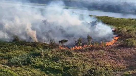 Bombeiros combatem incêndios no Pantanal há 77 dias; ribeirinhos são resgatados | CNN Brasil