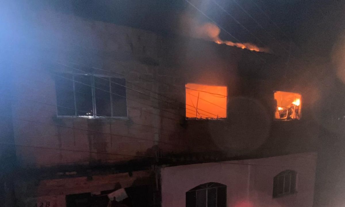 Incêndio destroi parte da estrutura de prédio em Barbacena (MG)
