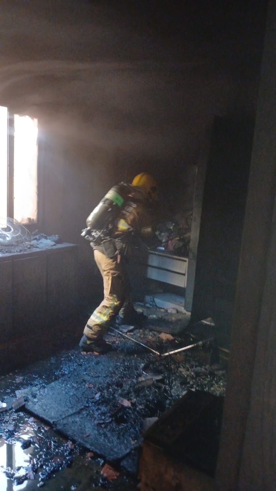 Quarto de residência é atingido por incêndio e móveis ficam danificados em Montes Claros