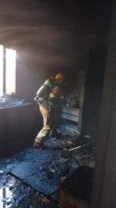 Após a retirada da moradora do imóvel, Bombeiros realizaram trabalho de rescaldo