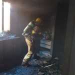 Quarto de residência é atingido por incêndio e móveis ficam danificados em Montes Claros