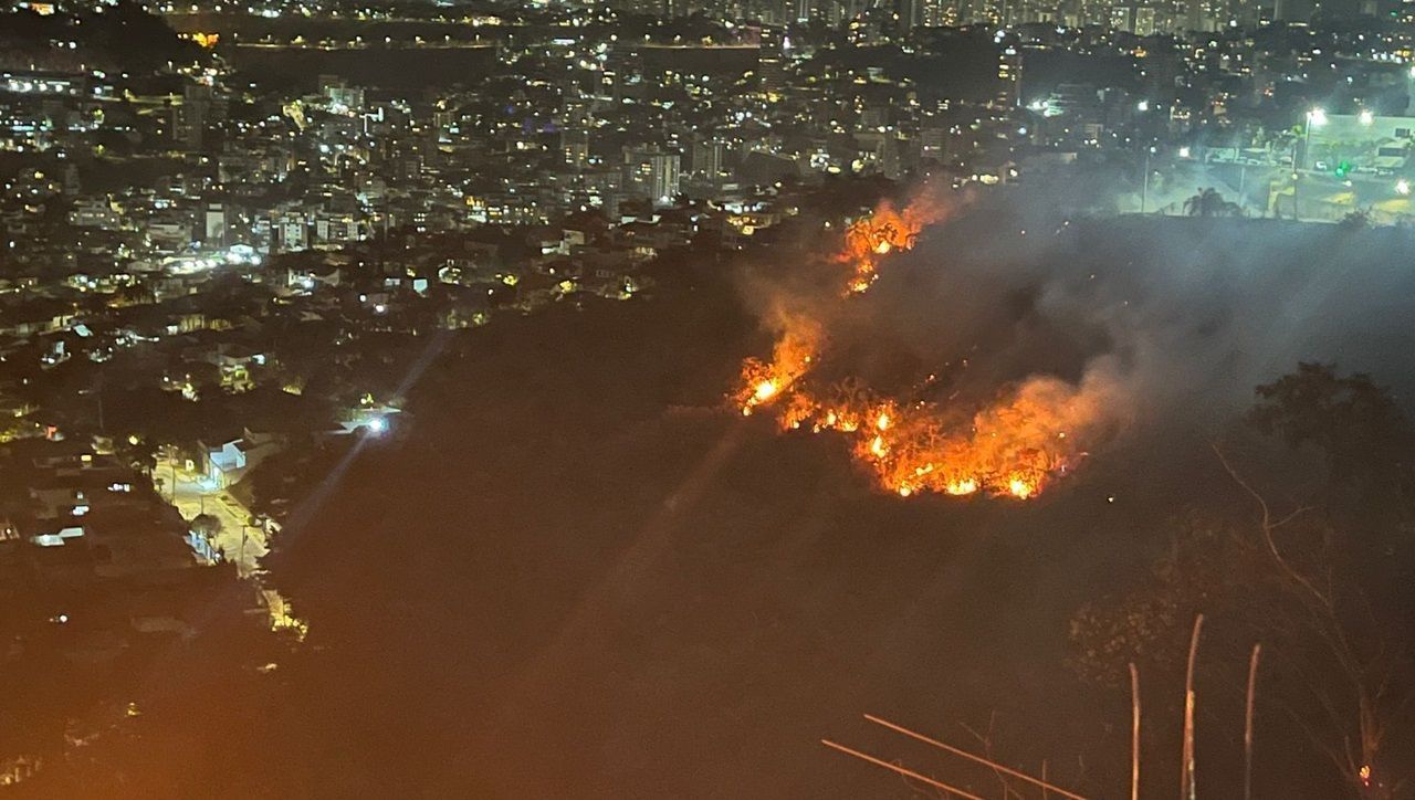 Vídeo: incêndio em mata na av. Raja Gabaglia, em BH, já dura mais de cinco horas