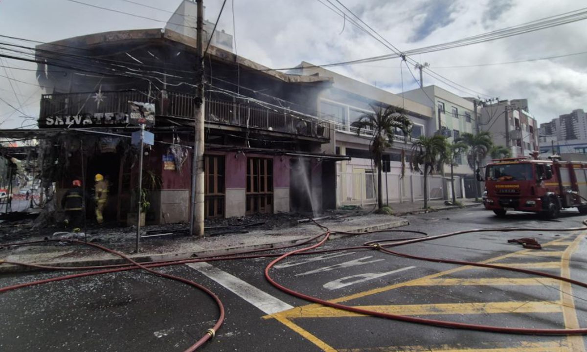 Defesa Civil interdita imóvel de restaurante destruído por incêndio em Juiz de Fora