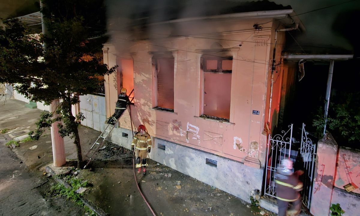 Bombeiros atuam em incêndio em casa em Juiz de Fora