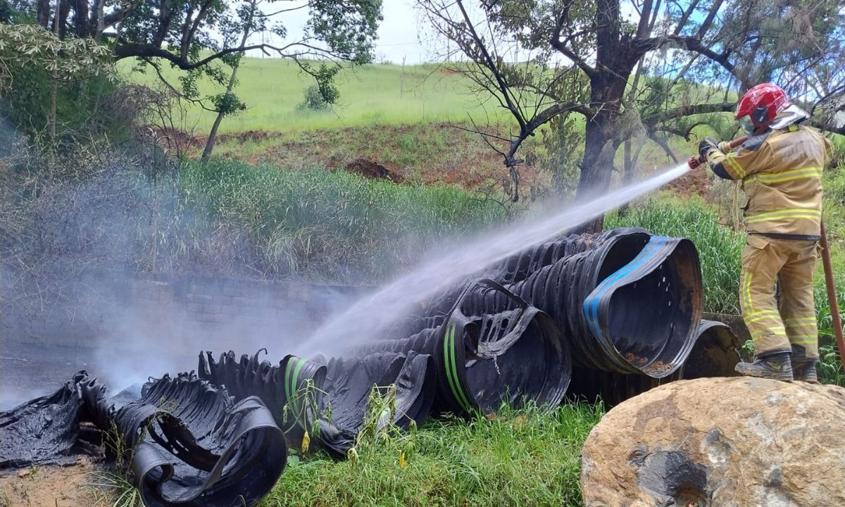 Tubos de PVC usados em obras de drenagem em Juiz de Fora são danificados em incêndio