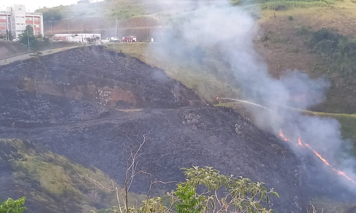 Bombeiros combatem incêndio em terreno na UFJF