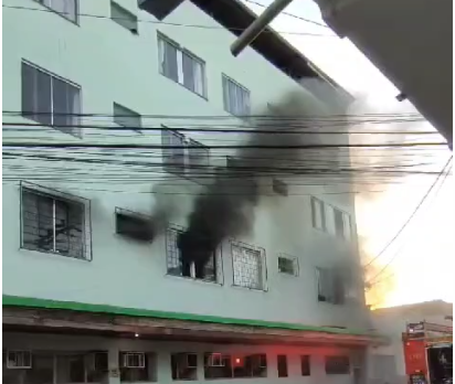 Vídeo: bombeiros resgatam gatos de prédio em chamas em MG