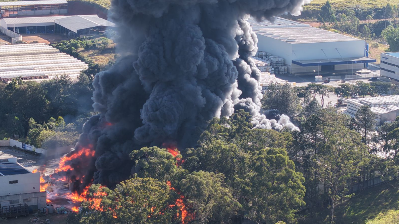 Incêndio destrói galpão em Guarulhos (SP) e fumaça é vista a quilômetros de distância