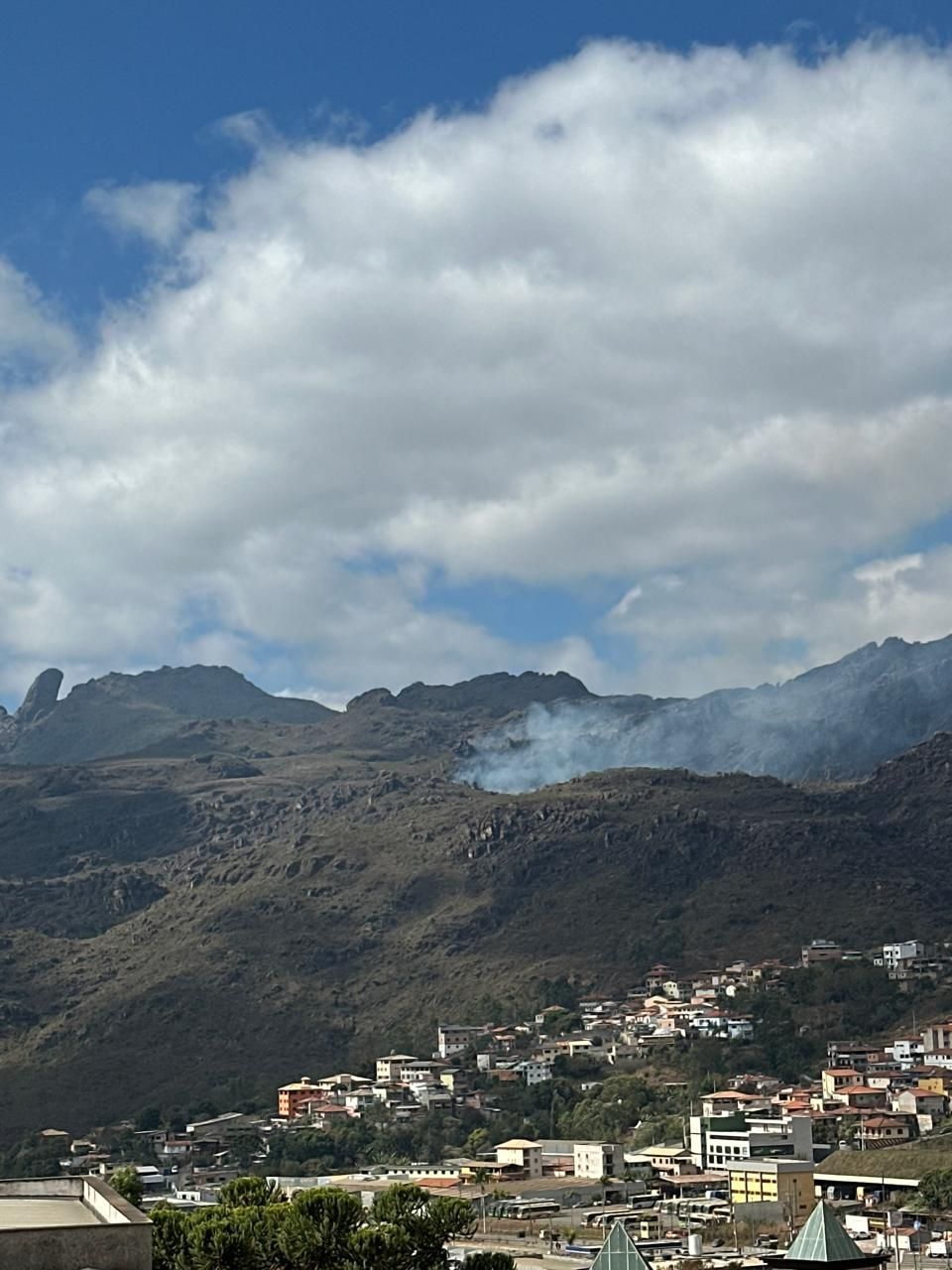 Bombeiros combatem incêndio no Parque Estadual do Itacolomi, em MG