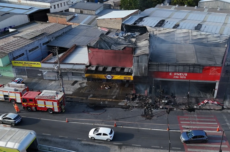 Loja de pneus atingida por incêndio na Vilarinho não tinha AVCB, afirmam bombeiros