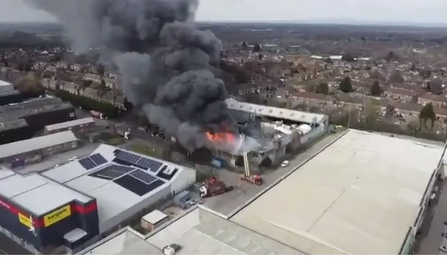 Vídeo: incêndio atinge região nobre de Manchester e imagens impressionam