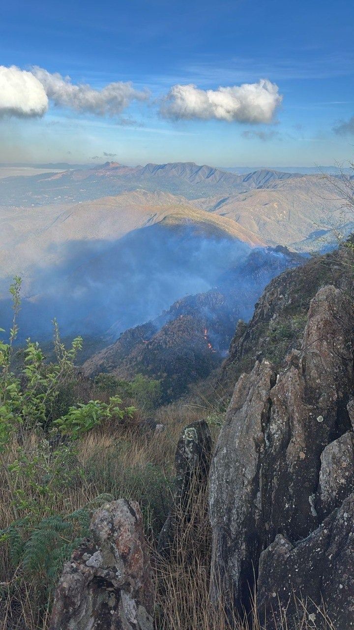 Incêndio de grande proporção atinge Serra do Rola Moça em Nova Lima (MG)