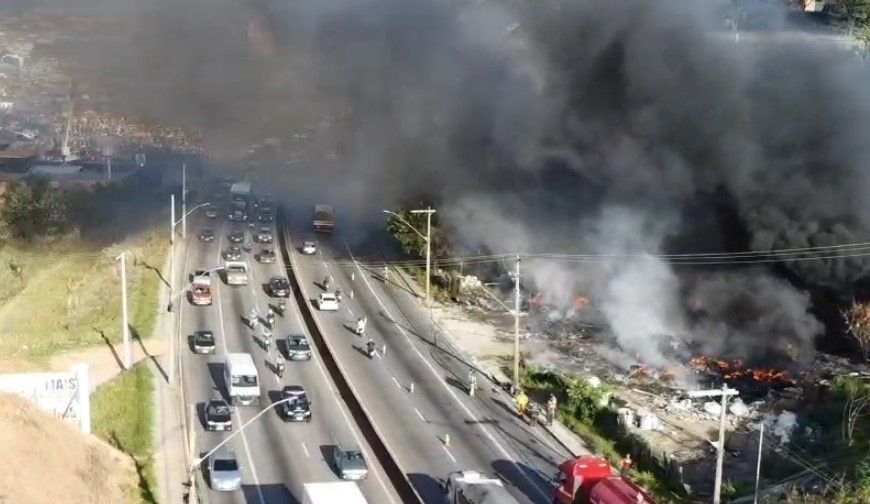 Incêndio atinge galpão na Via Expressa e fumaça tóxica toma conta da Grande BH
