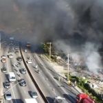 Incêndio atinge galpão na Via Expressa e fumaça tóxica toma conta da Grande BH