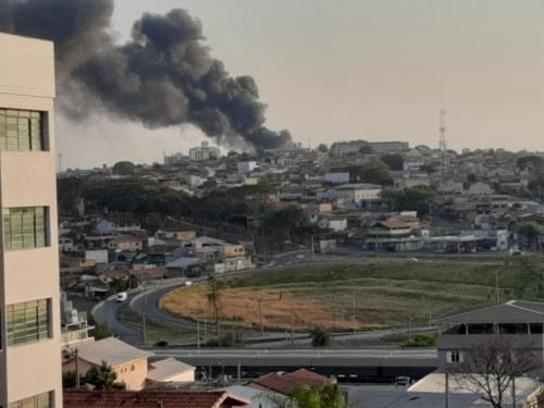 Vídeo: incêndio atinge galpão na divisa de BH e Contagem neste sábado