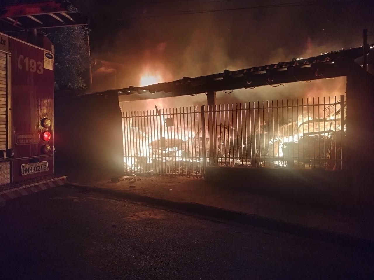 Incêndio destrói casa e quatro carros em Minas; moradores escapam