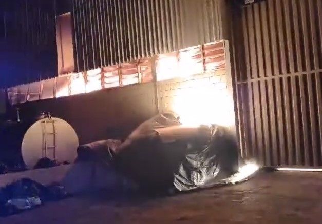 Bombeiro combate grande incêndio em galpão de tintas na MG-424, em Confins (MG)