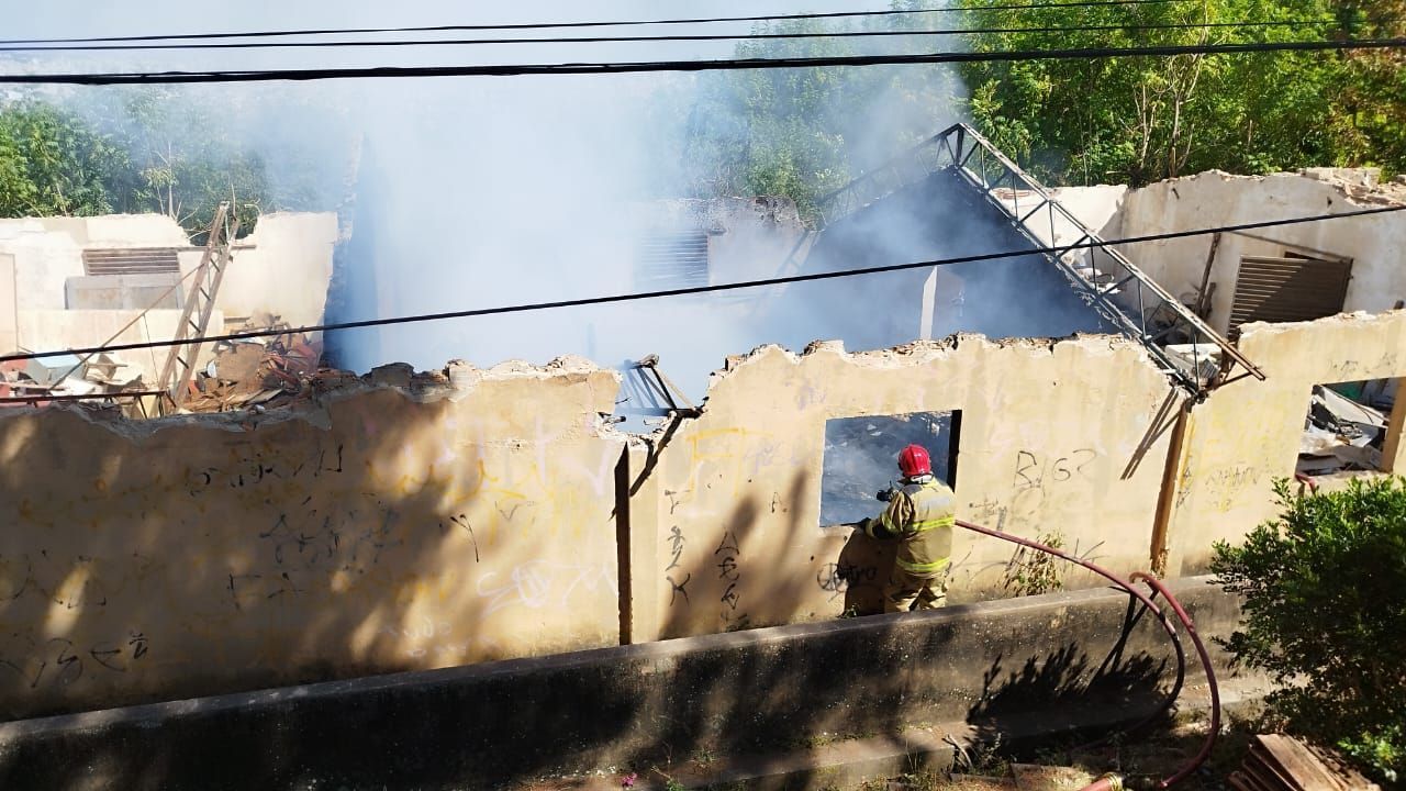 Incêndio em galpão abandonado perto deUMEI assusta moradores no Taquaril, em BH
