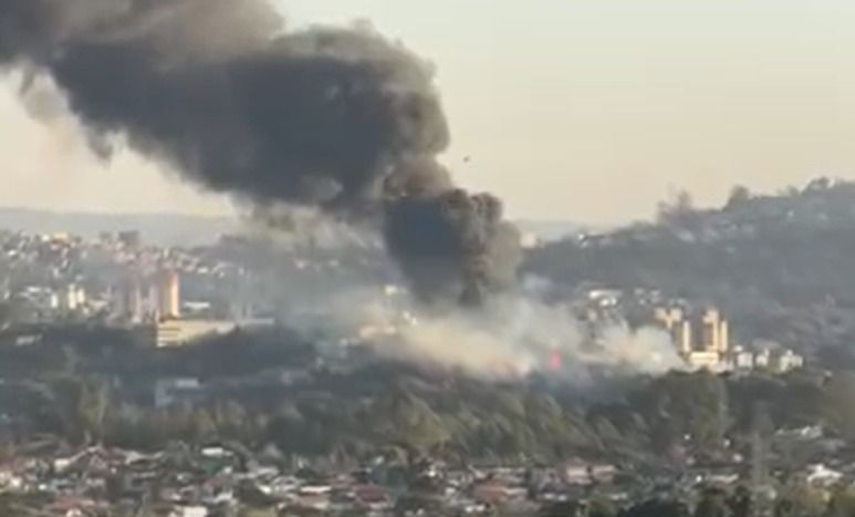 Vídeo: Incêndio de grandes proporções atinge galpão de peças em Barueri