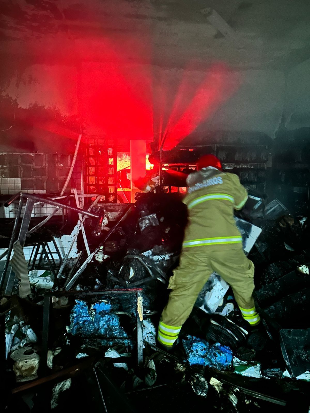 Fogo atinge escola municipal de Pouso Alegre (MG); polícia investiga se incêndio foi criminoso