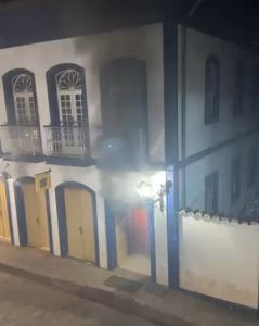 Uma perícia vai apontar as causas. Não está descarta a possibilidade de incêndio criminoso. Ao todo, 53 coletivos foram atingidos.