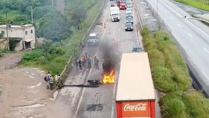 Manifestação fecha parcialmente a BR-040, na Grande BH