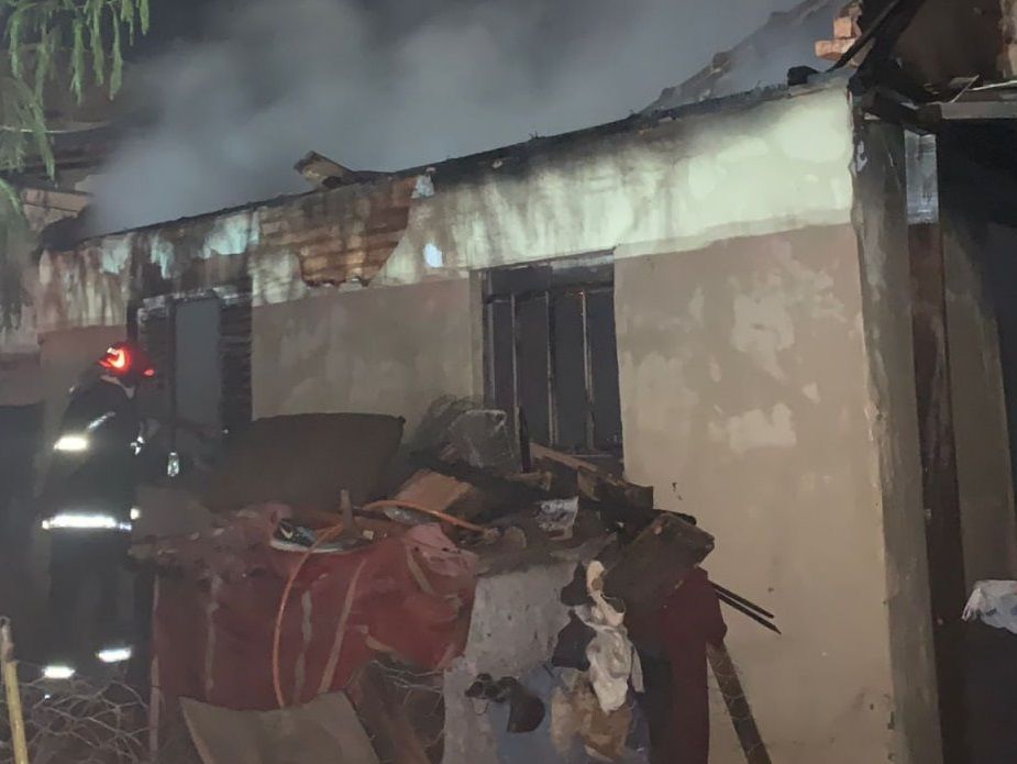 Moradora acende vela em Uberaba, sai para comprar lanche e imóvel pega fogo