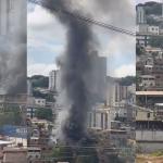 Incêndio de grande proporção atinge quatro casas e mobiliza bombeiros na Região Oeste de BH