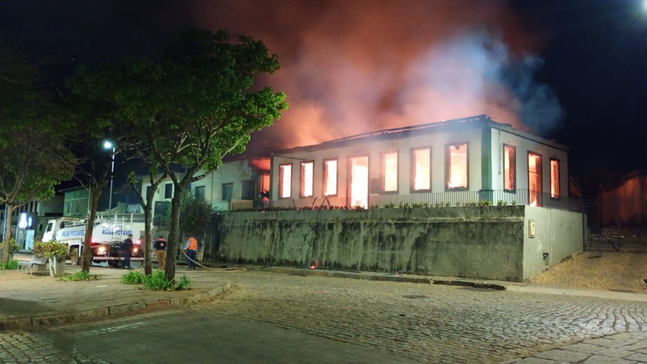 Vídeo: incêndio destrói casarão tombado em Santa Bárbara, interior de MG