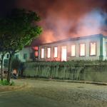 Vídeo: incêndio destrói casarão tombado em Santa Bárbara, interior de MG