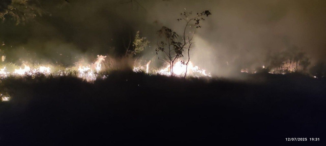 Incêndio de grandes proporções mobiliza equipe do Corpo de Bombeiros em Arcos (MG)