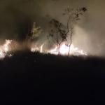 Incêndio de grandes proporções mobiliza equipe do Corpo de Bombeiros em Arcos (MG)