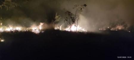 Incêndio mobilizou equipe de bombeiros