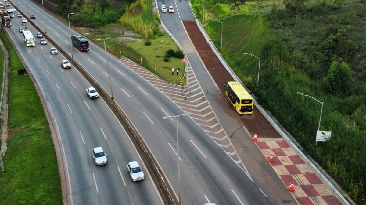 Ônibus com 41 passageiros usa área de escape do Anel Rodoviário de Belo Horizonte 
