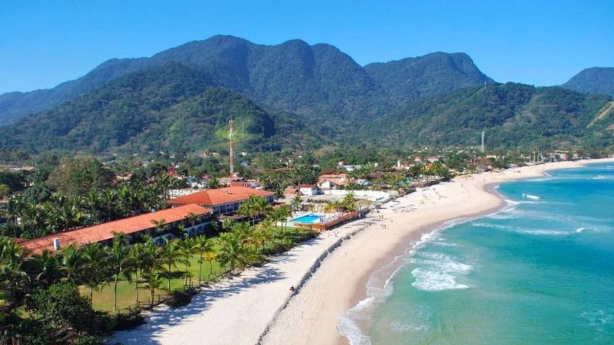 Lancha pega fogo no litoral norte de São Paulo e chama atenção de turistas