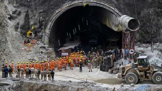 Um sistema com macas com rodas foi preparado para retirar os trabalhadores do túnel há 57 metros de profundidade