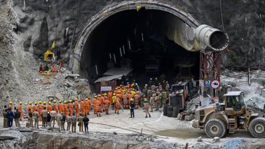 Um sistema com macas com rodas foi preparado para retirar os trabalhadores do túnel há 57 metros de profundidade