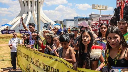 Indígenas marcham em Brasília