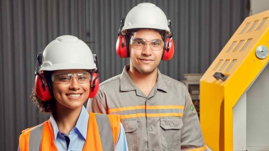 Brasil precisa qualificar 14 milhões de profissionais da indústria até 2027, diz CNI | CNN Brasil