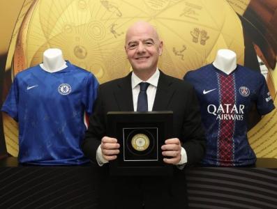 Gianni Infantino em foto de divulgação com o patch de campeão do Mundial de Clubes da Fifa de 2025