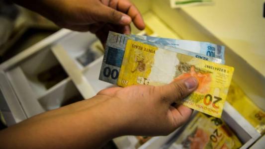 Agora, a inflação está bem perto do centro da meta estipulada pelo Conselho Monetário Nacional, que é de 3,75%