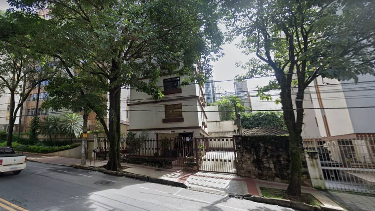 Apartamento pega fogo em bairro nobre de BH, e moradora é socorrida para o João XXIII
