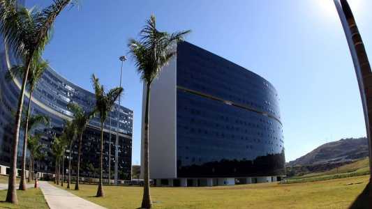 Inicialmente, a construção da Cidade Administrativa foi orçada em R$ 900 milhões. O Tribunal de Contas do Estado (TCE-MG) afirma que o custo da obra passou de R$ 1,8 bilhão