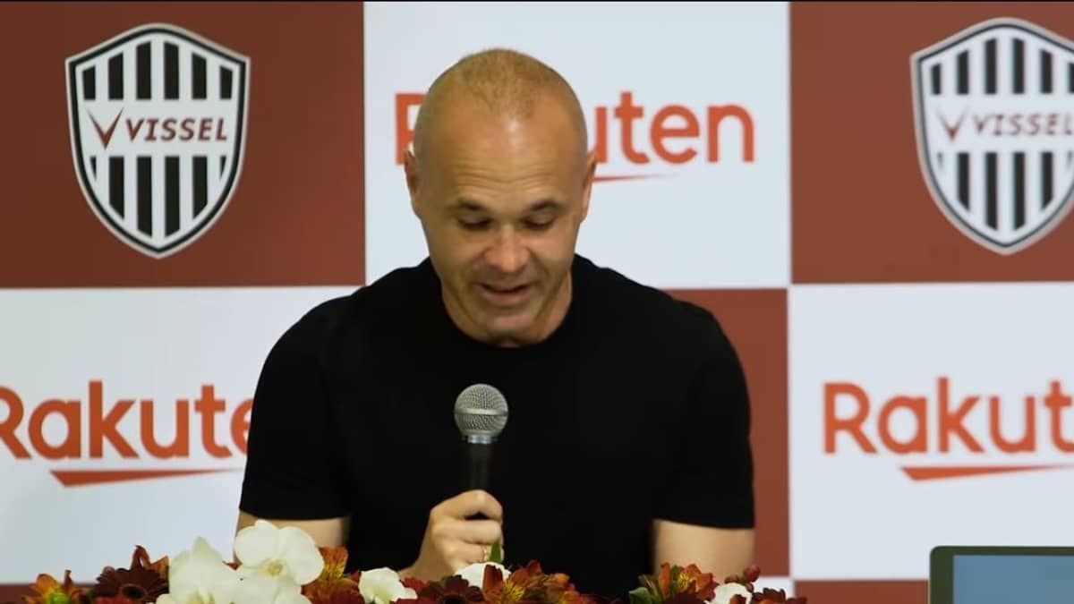 Iniesta anuncia saída de time japonês, mas descarta aposentadoria