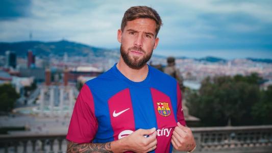 Iñigo Martinez em anúncio oficial do Barcelona