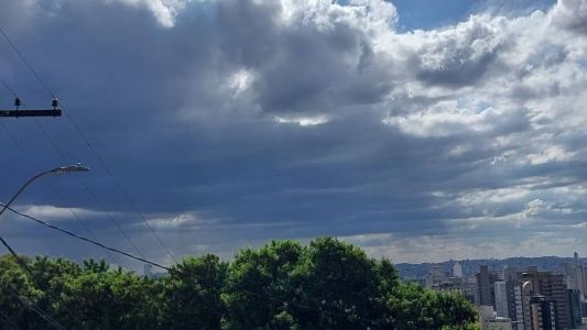 Inmet renova alerta de chuva para quase 500 cidades de Minas