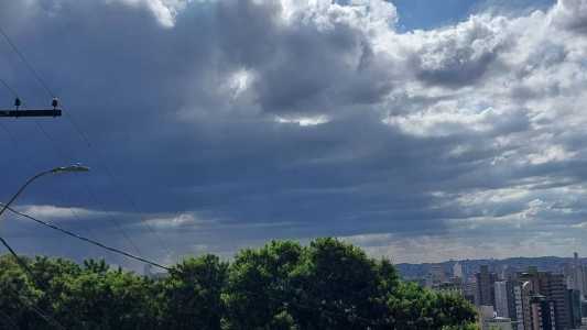 Inmet renova alerta de chuva para quase 500 cidades de Minas