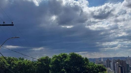 Inmet renova alerta de chuva para quase 500 cidades de Minas