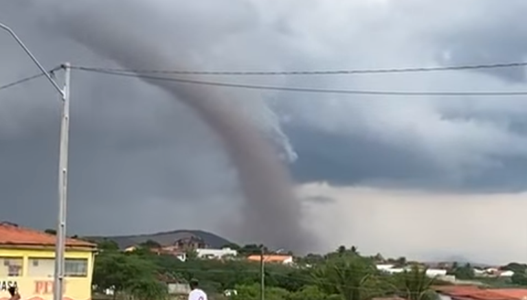 Vídeo: tornado assusta moradores e causa estragos em Alagoas