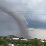 Vídeo: tornado assusta moradores e causa estragos em Alagoas